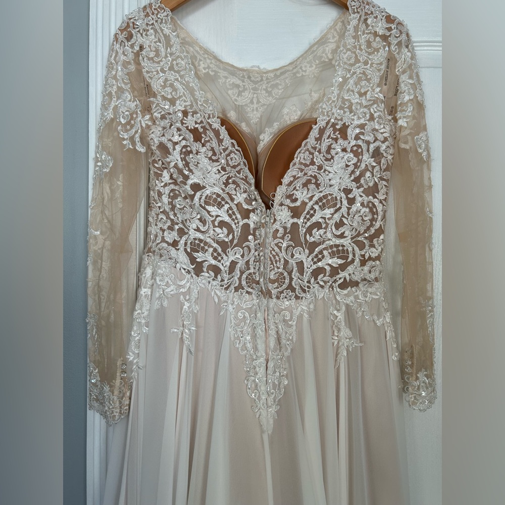 New Maggie Sottero “Madilyn” Wedding Dress/Gown Ivory/Nude Size 8. Includes Veil - Picture 9 of 16